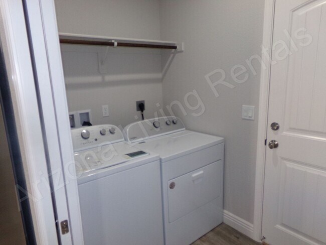 Building Photo - GORGEOUS 3 BEDROOM 2 BATHROOM HOME