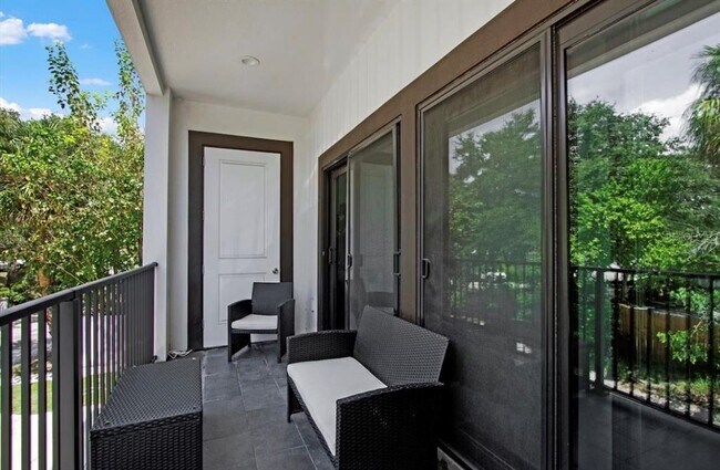 Building Photo - 405 S Westland Ave