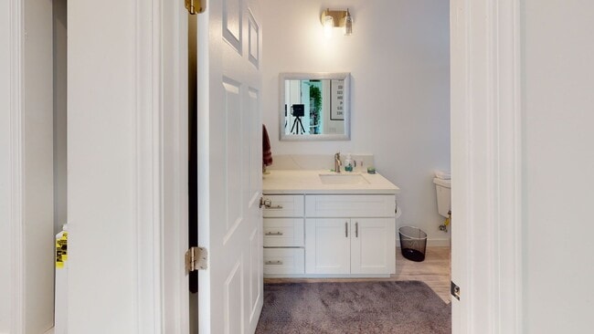 Building Photo - Private turfed yard!