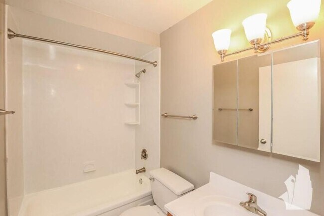 Building Photo - 0 bedroom in Chicago IL 60613