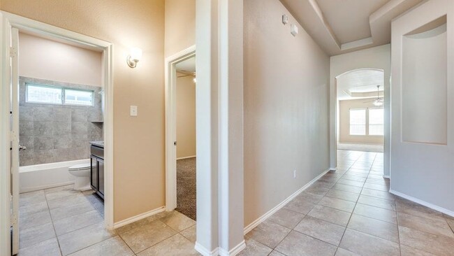 Building Photo - 2025 Lake Vista Dr