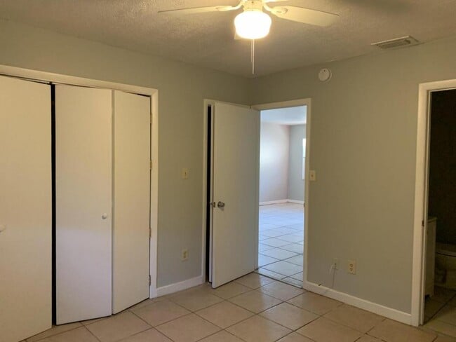 Building Photo - 825 Lyndhurst St