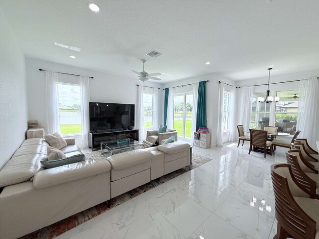 Building Photo - 5 Bedroom and 6 Bathroom, Lake view House