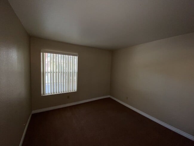 Building Photo - 3 Bedroom 2 bath condo located on second floor.