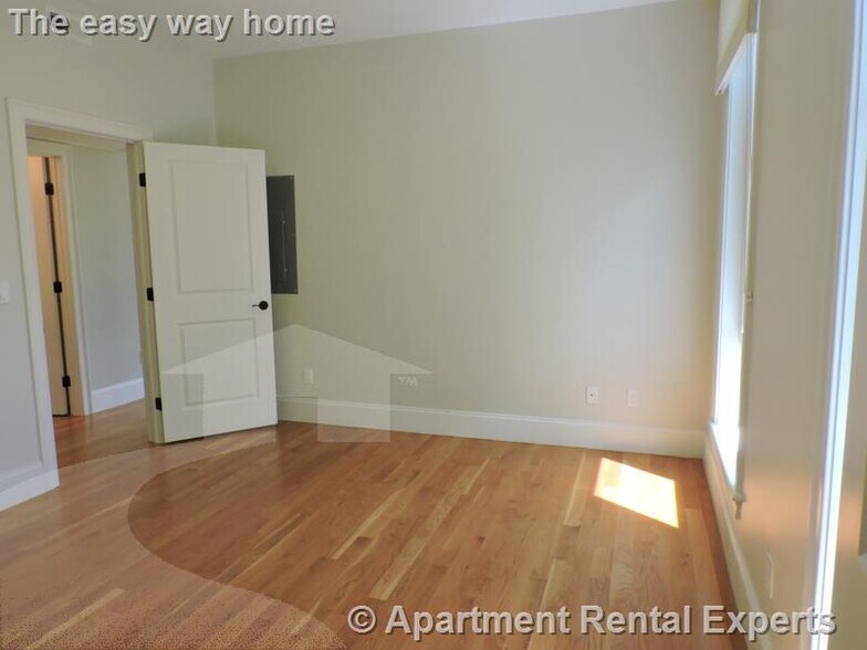 Building Photo - 168 Hampshire St