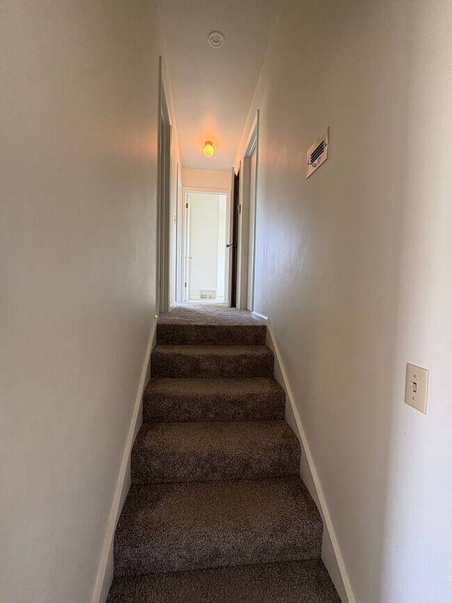 Building Photo - 4 bedroom, 2 bathroom Home off Spring Hill...
