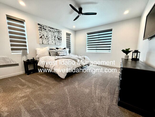 Building Photo - A Home You'll Fall in Love With