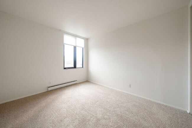 Building Photo - Stunning Queen Anne south slope condo with parking