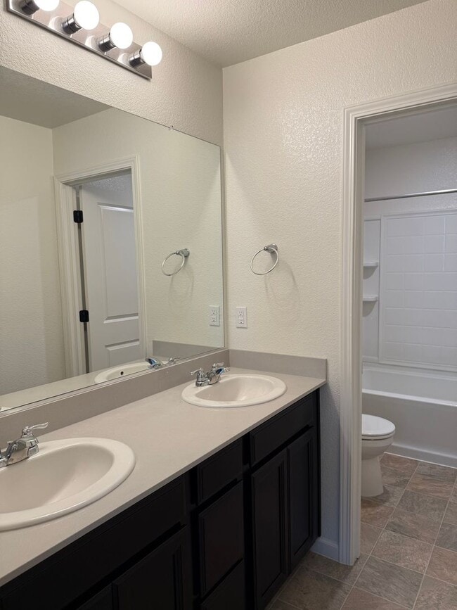 Building Photo - Beautiful 4 bed 2.5 bath in Sacramento!