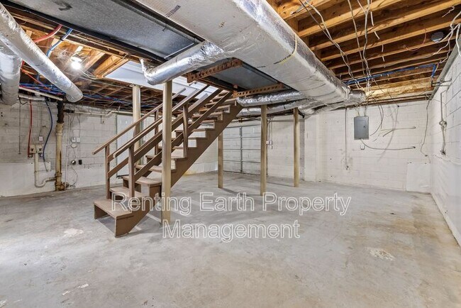 Building Photo - 1321 5 Mile Rd