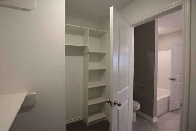 Building Photo - Beautiful 2 Bedroom 2 Bathroom Townhouse i...