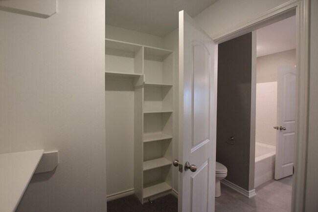 Building Photo - Beautiful 3 Bedroom 2 Bathroom Townhouse i...