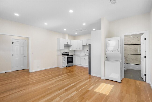 Building Photo - 2026 San Antonio Ave