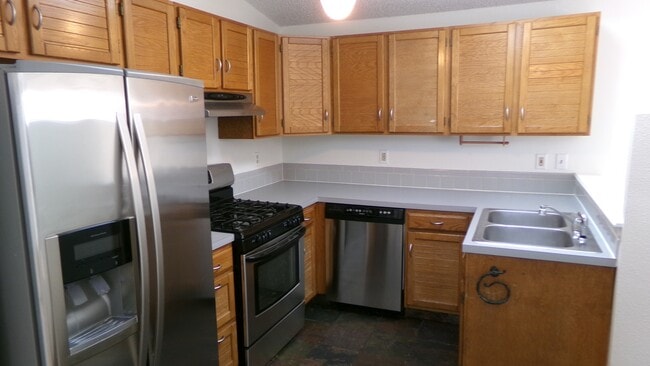 Building Photo - 924 Queens Ct