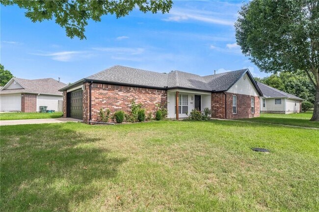 Building Photo - 1662 S Tally Ho Dr