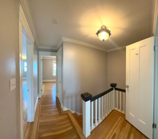 Building Photo - UPDATED Split Level 3BR/2BA 1650sf Sunset ...
