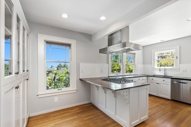 Building Photo - Charming AIR CONDITIONED Leschi Craftsman