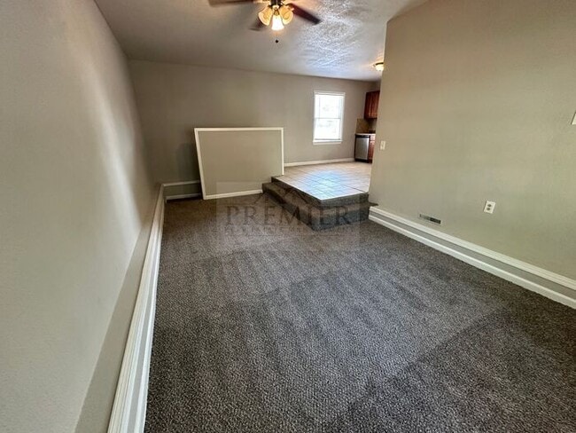 Building Photo - 613 N Sunset Dr