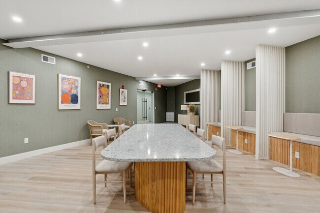 Building Photo - Stunning 1 Bedroom Apartment in University City