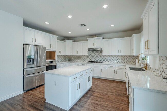 Building Photo - 2744 E Donato Dr