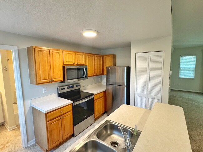 Building Photo - Las Palmas One-Bedroom townhouse with garage