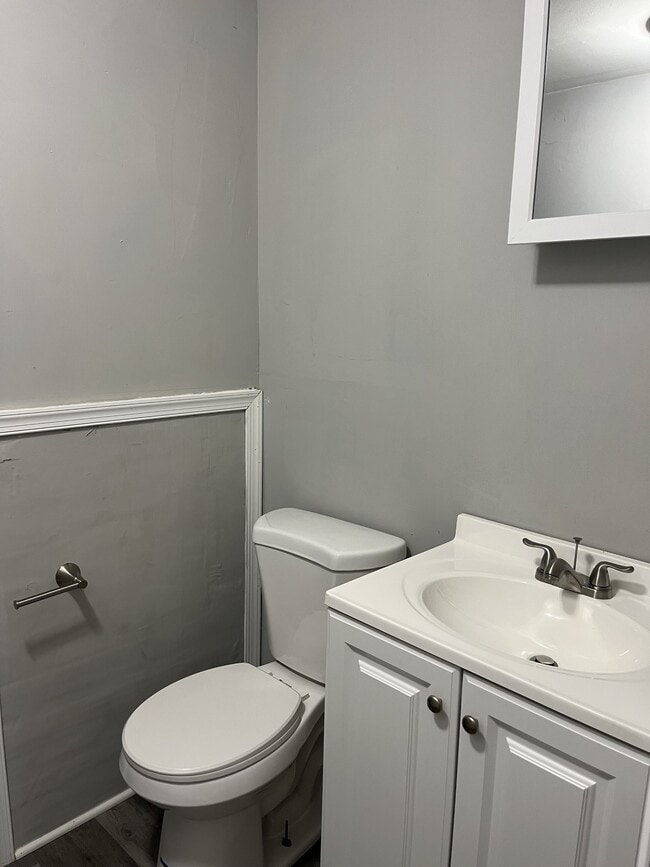 Building Photo - 322 E 11th St