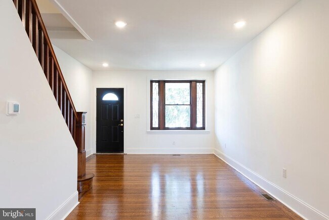 Building Photo - 5510 Larchwood Ave
