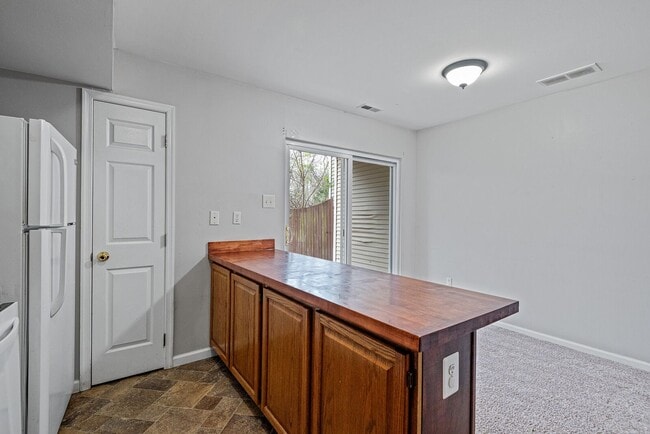 Building Photo - 133 Creekside Ct