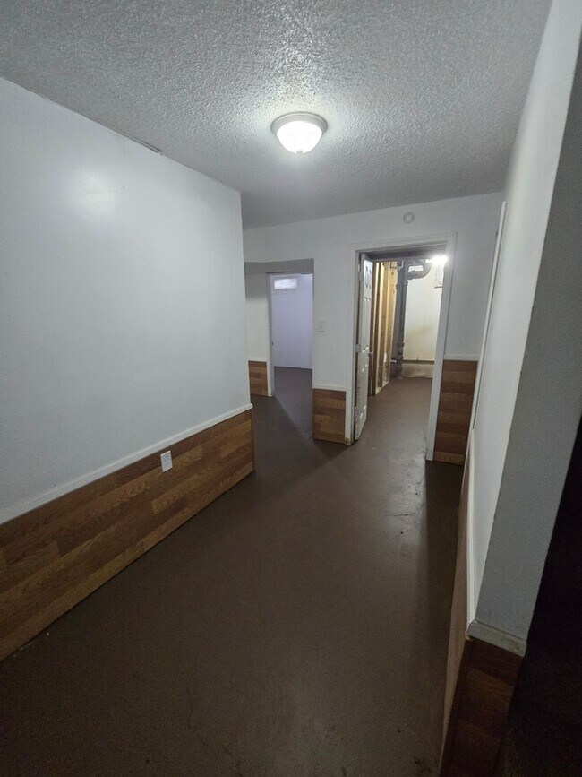 Building Photo - 3 bed 1 bath with partially finished basement & fully fenced in yard