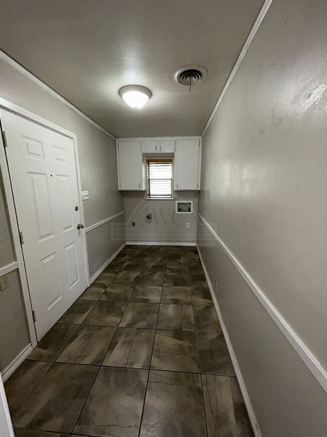 Building Photo - 601 Sutton Dr