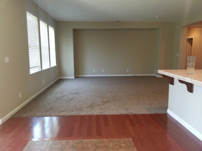 Building Photo - Coming up FOR SALE! Like New Super clean 3/2 West Fresno single story in Central Unified