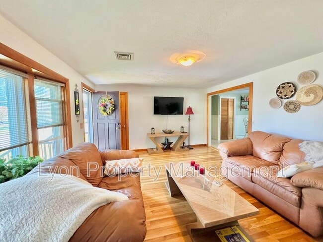 Building Photo - 73 Armory Dr