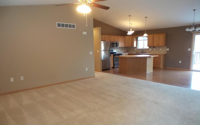 Building Photo - 405 Highland Ridge Dr