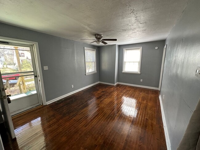 Building Photo - 3 bed 2 bath house on North Side! All electric, Central Air, laundry included, big yard