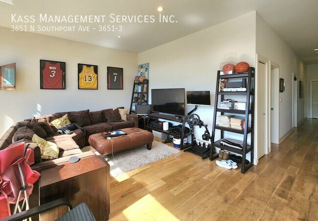 Building Photo - Newer Construction Prime Southport Corrido...