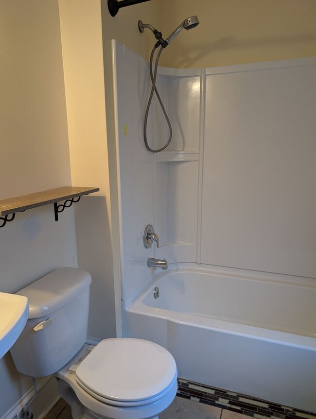 Building Photo - 1560 Coutant Ave