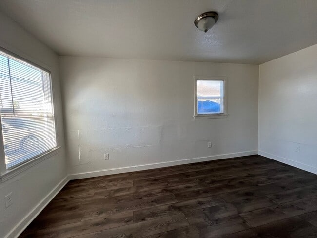 Building Photo - 3 Bedroom 1 bathroom House located near a Schools, Community Park and Public Swimming Pool.