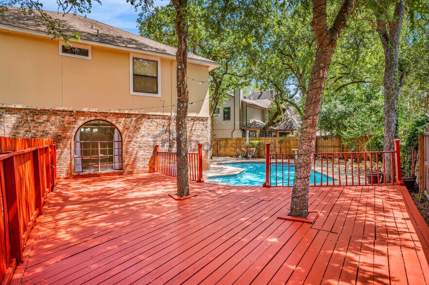 Building Photo - 2326 Oak Castle