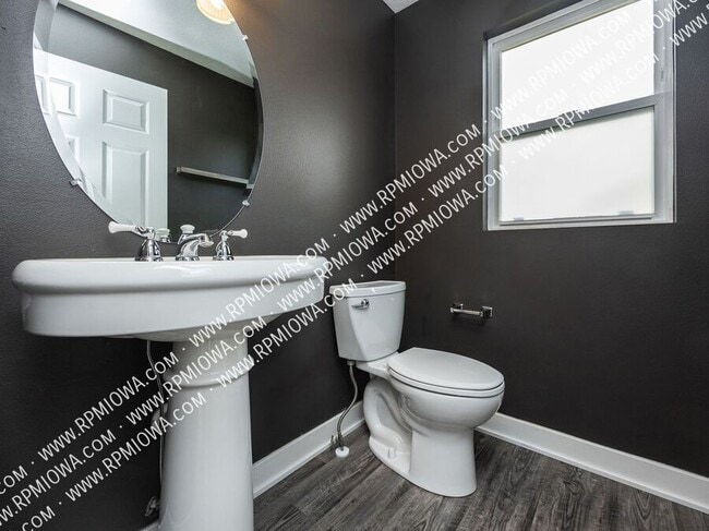 Building Photo - 900 SE Woodbine Dr