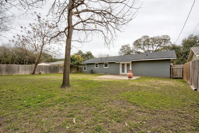 Building Photo - 1600 Ashberry Dr