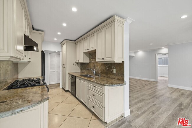 Building Photo - 423 Rexford Dr