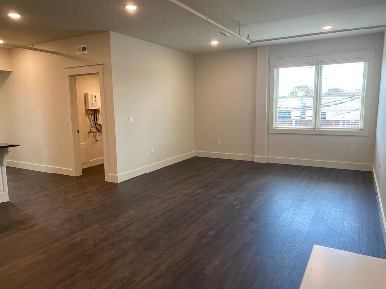 Building Photo - 906 S Main St