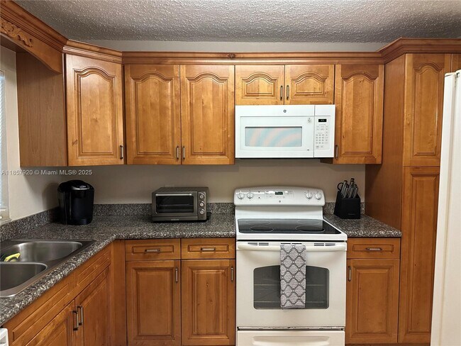 Building Photo - 9441 Evergreen Pl