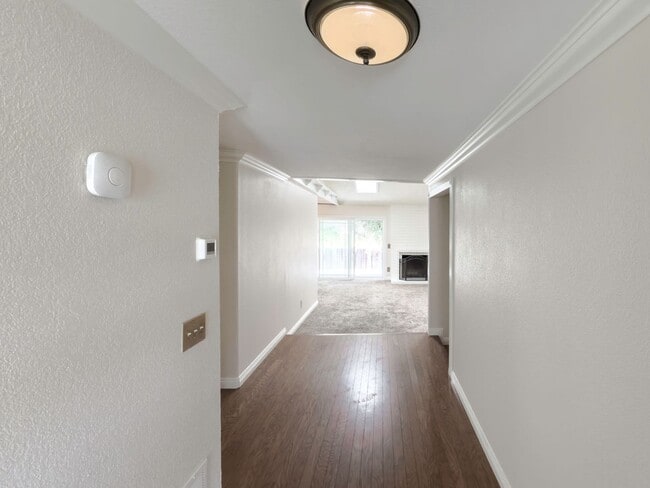 Building Photo - 3 Bedroom/2 Bathroom Private Home with Lar...