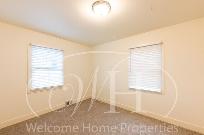 Building Photo - 427 E Pine St