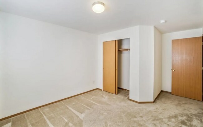 Building Photo - Spacious 3BD 2BA