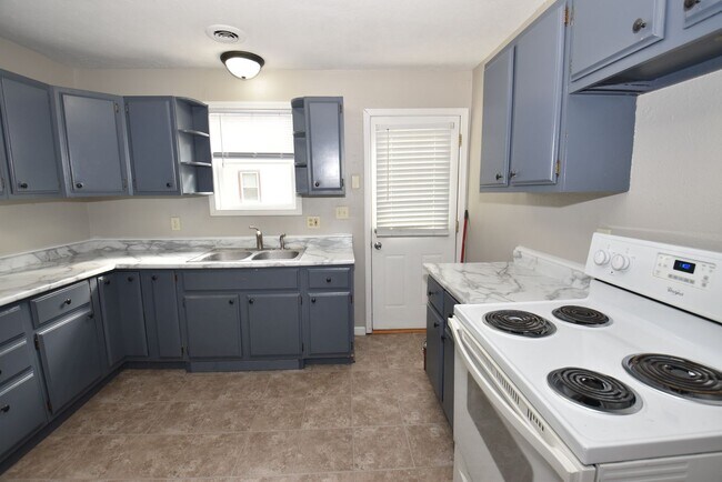 Building Photo - Mishawaka South-side 3 bedroom with a fenc...