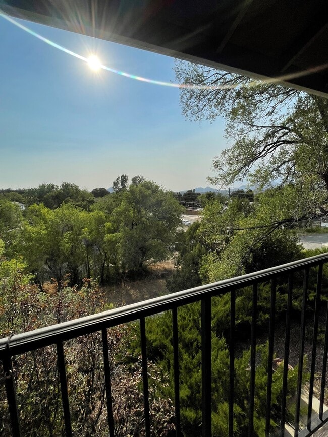 Building Photo - 1001 E Goodwin St