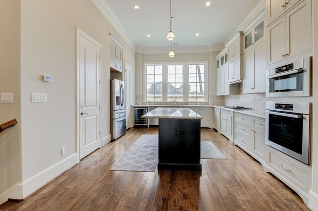 Building Photo - Spectacular Home 4 Bedrooms / 4.5 Bathroom...