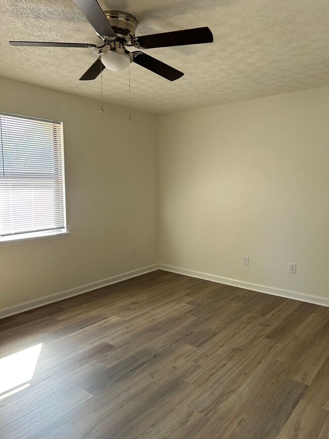 Building Photo - 144/146 Deer Creek Dr